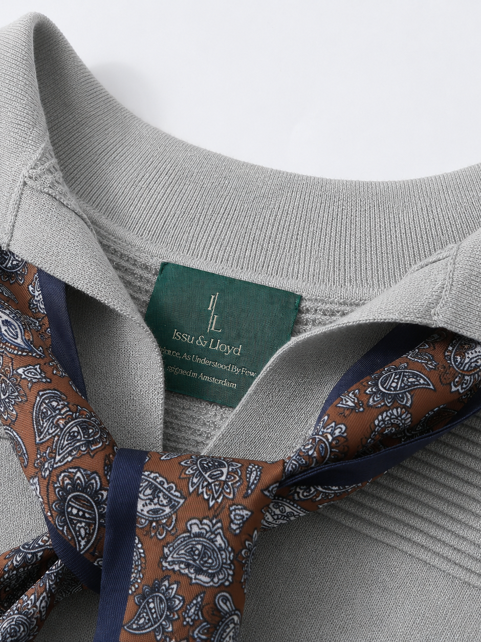 Anastasia mouwloze gebreide polo met paisley halsdoek voor dames in lichtgrijs – Issu & Lloyd