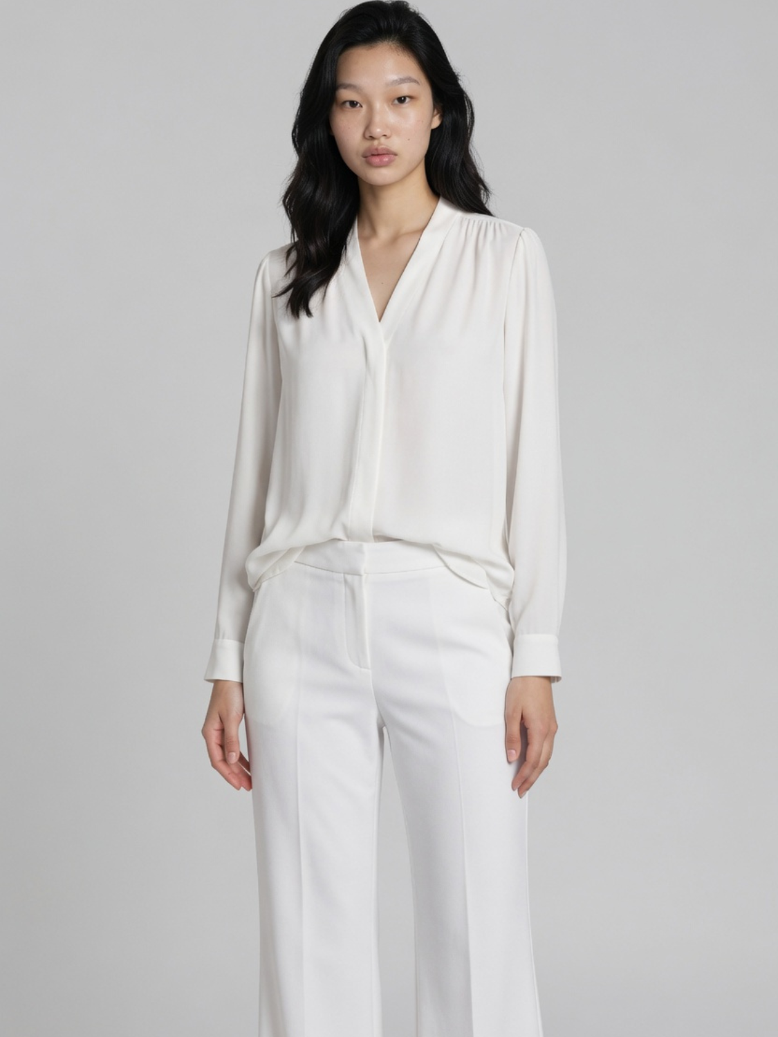 Cordelia blouse met V-hals en matte satijnlook voor dames in wit – Issu & Lloyd