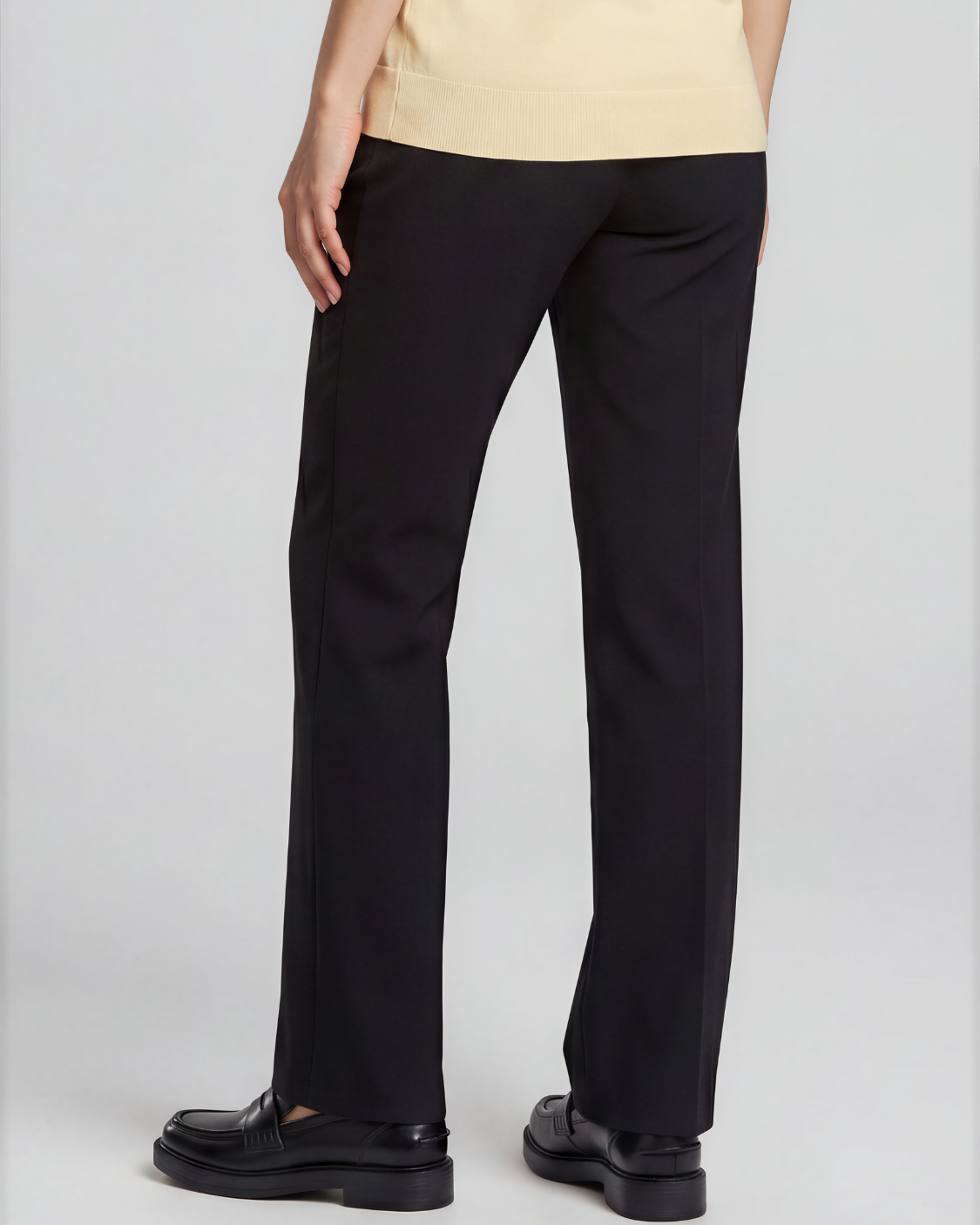 Daphni pantalon met plooien en flared pijp voor dames in zwart – Issu & Lloyd