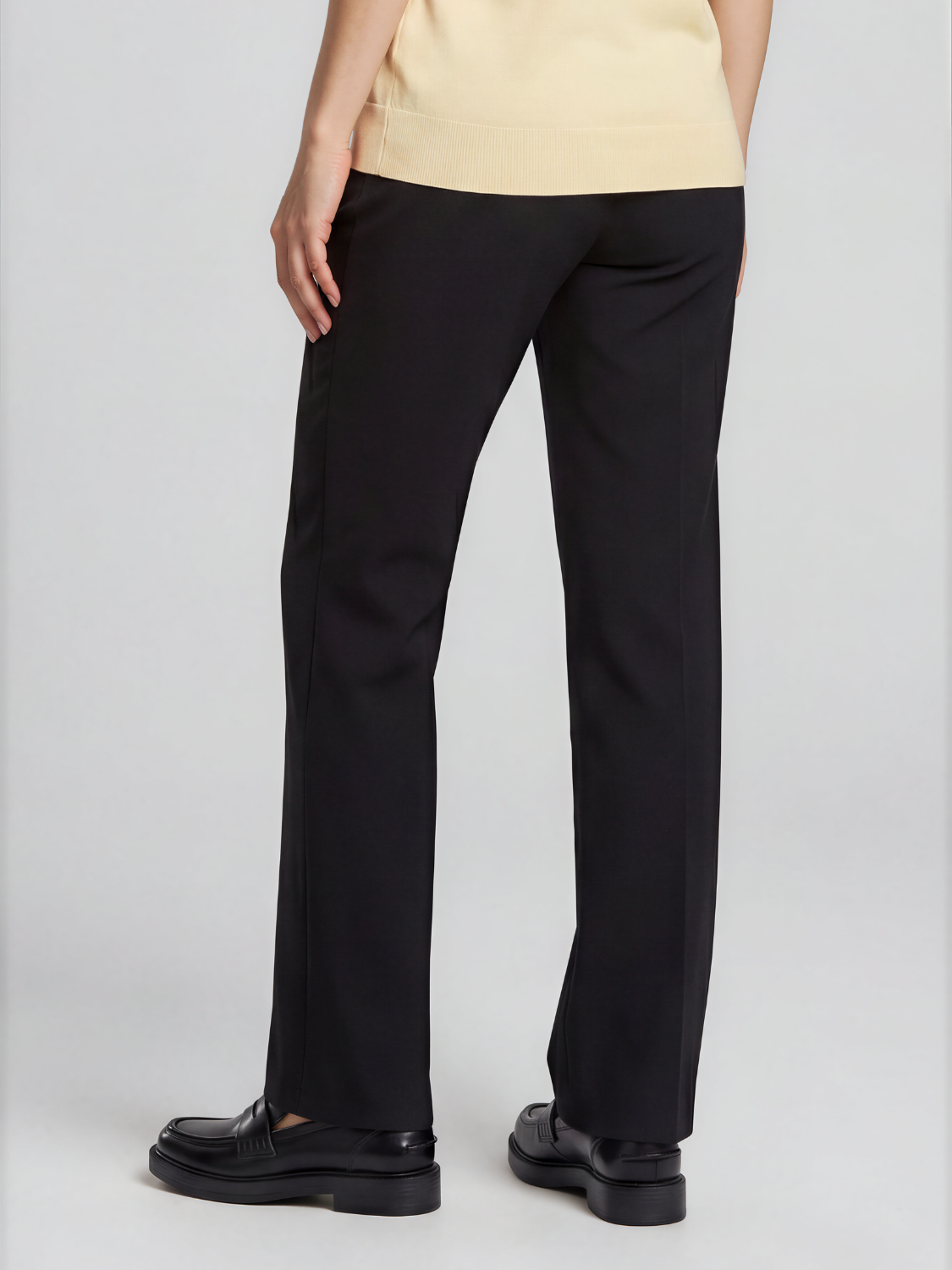 Daphni pantalon met plooien en flared pijp voor dames in zwart – Issu & Lloyd