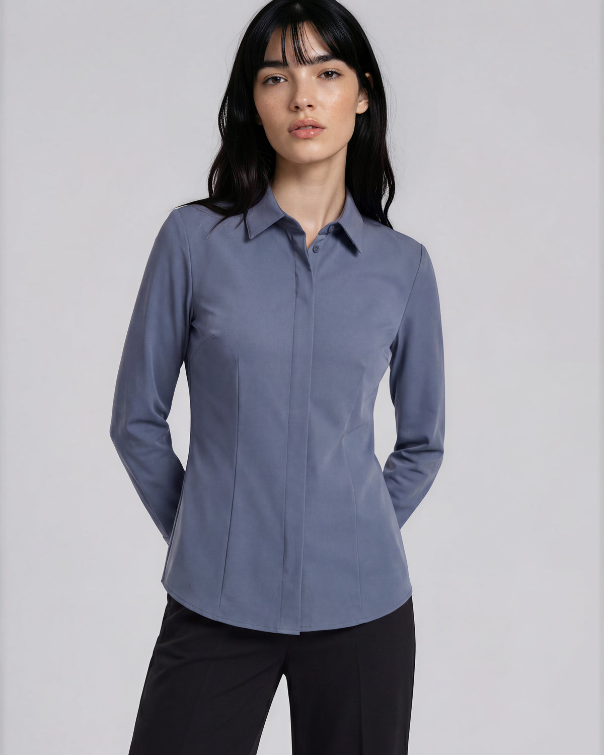 Delphine getailleerde blouse met coupenaden voor dames in schaduwblauw – Issu & Lloyd