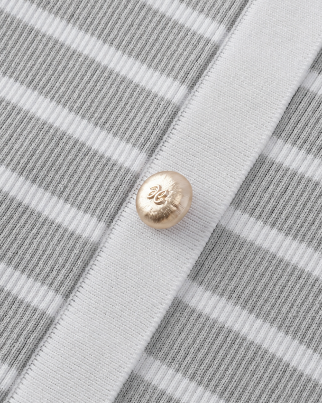 Fiori fijngebreid T-shirt met tweed-look en knopen voor dames in lichtgrijs gestreept – Issu & Lloyd