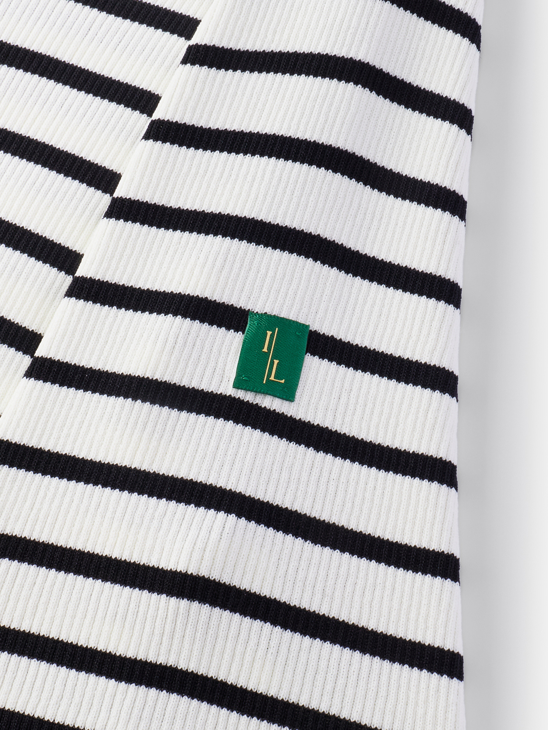 Fiori fijngebreid T-shirt met tweed-look en knopen voor dames in wit gestreept – Issu & Lloyd