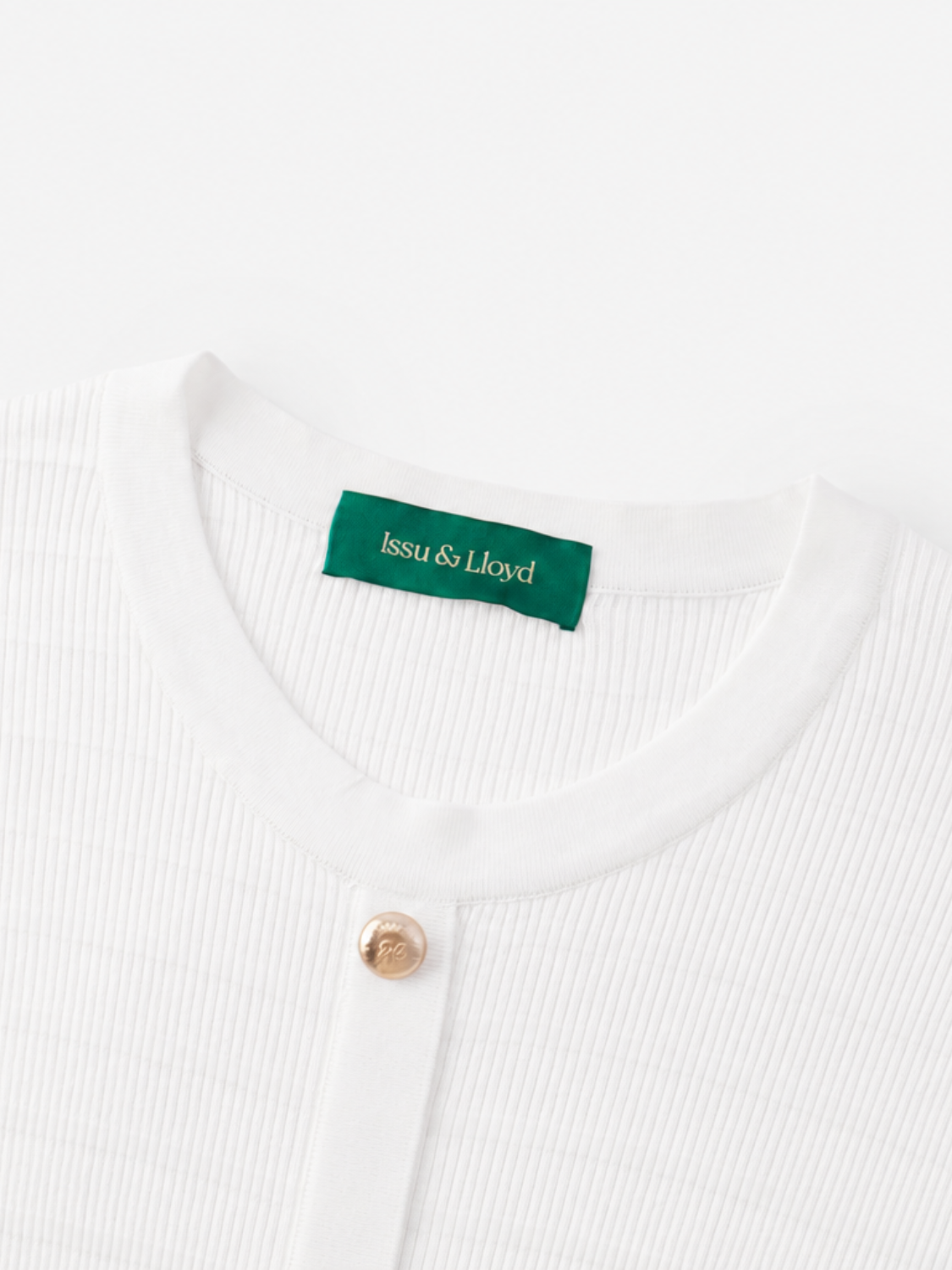 Fiori fijngebreid T-shirt met tweed-look en knopen voor dames in wit – Issu & Lloyd