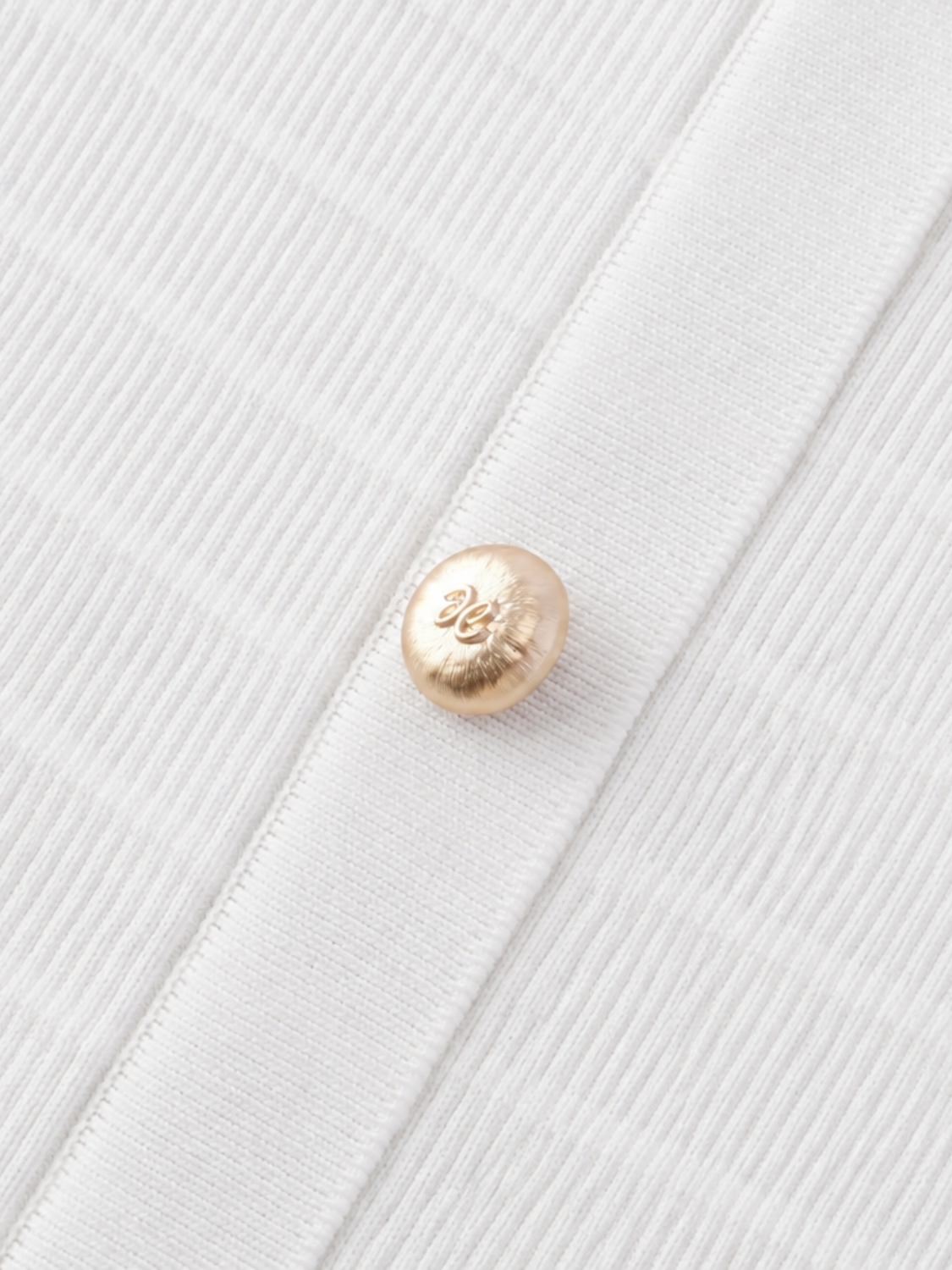 Fiori fijngebreid T-shirt met tweed-look en knopen voor dames in wit – Issu & Lloyd
