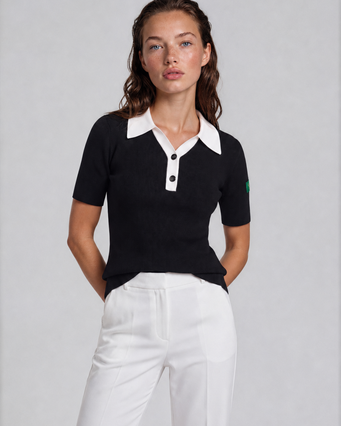 Josephine gebreide polo met V-hals voor dames in zwart – Issu & Lloyd
