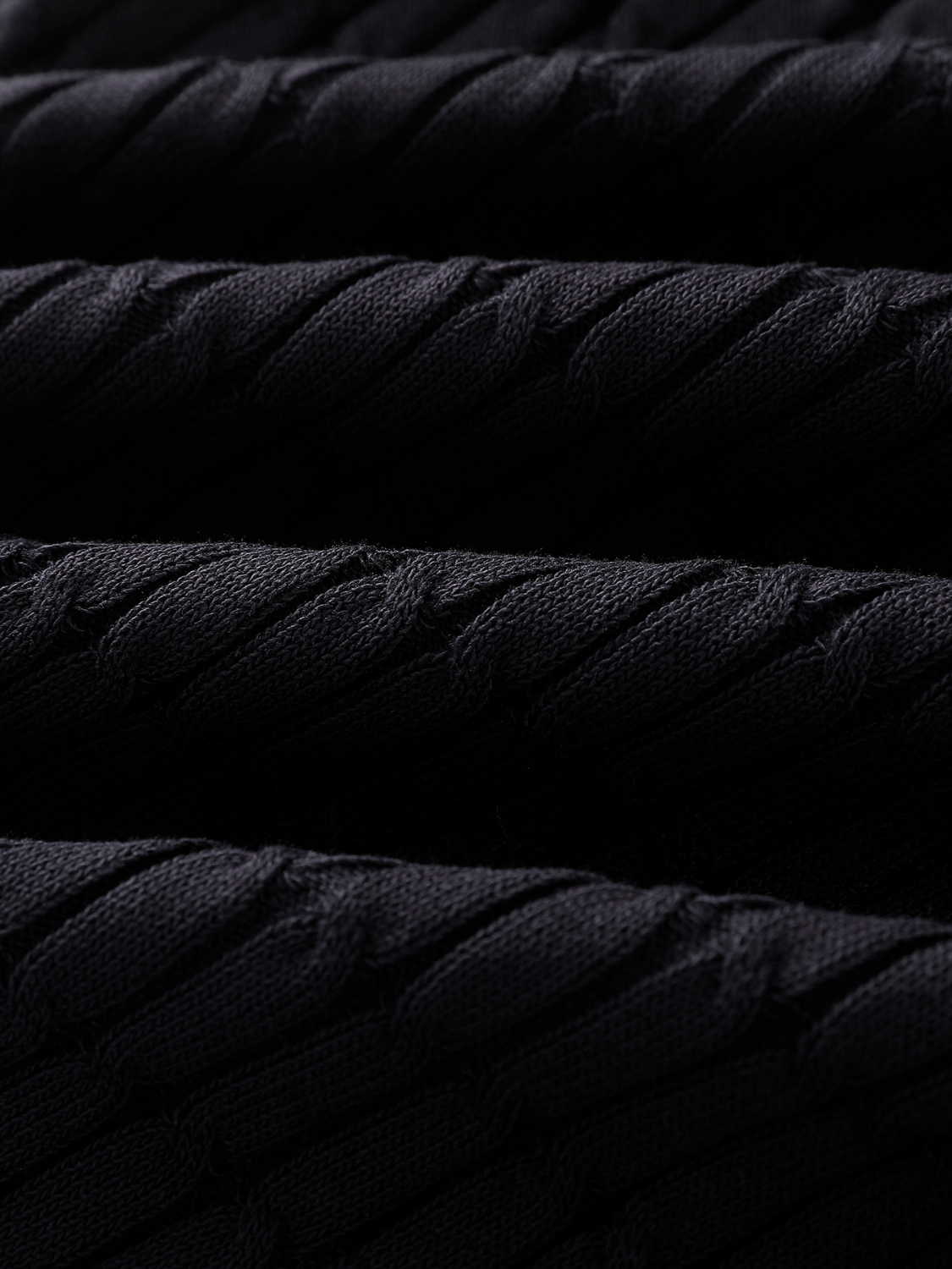 Liorah kabelgebreide polo met goudkleurige knopen voor dames in marineblauw – Issu & Lloyd