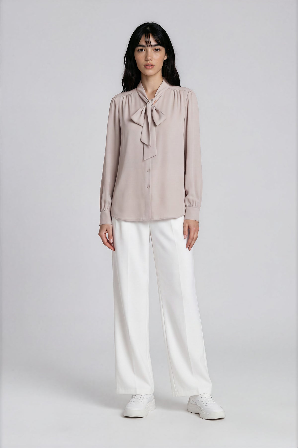 Rosamund blouse met lavallière kraag en satijnlook voor dames in parelcrème – Issu & Lloyd