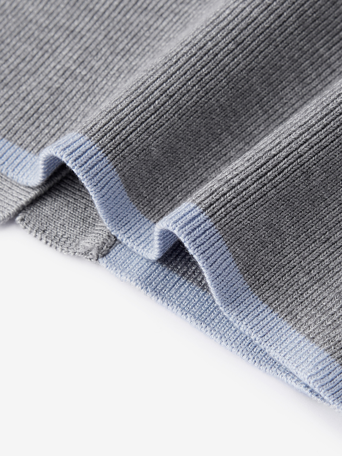 Veronique fijngebreid lyocell vest in lichtgrijs met lichtblauwe accenten voor dames – Issu & Lloyd