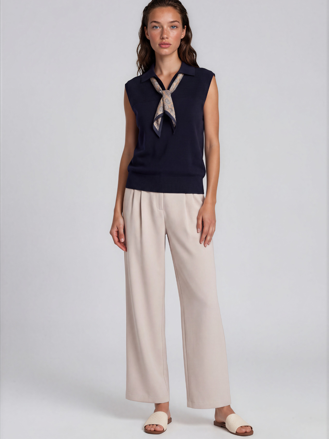 Anastasia mouwloze gebreide polo met paisley halsdoek voor dames in marineblauw – Issu & Lloyd