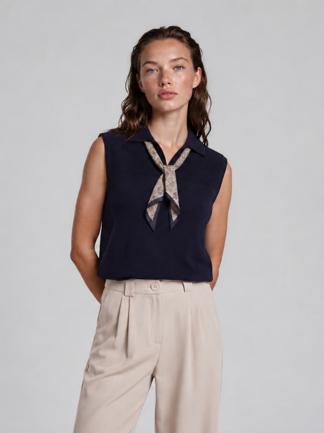 Anastasia mouwloze gebreide polo met paisley halsdoek voor dames in marineblauw – Issu & Lloyd