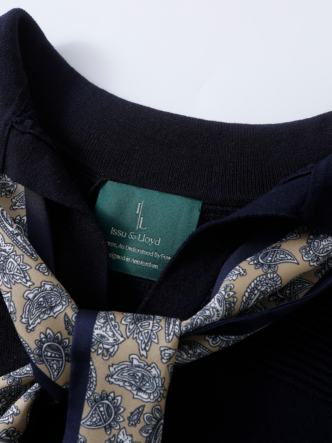 Anastasia mouwloze gebreide polo met paisley halsdoek voor dames in marineblauw – Issu & Lloyd