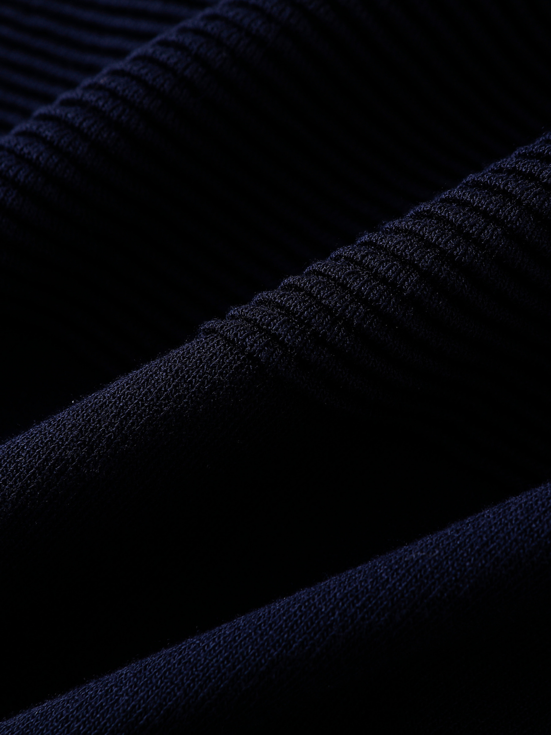 Anastasia mouwloze gebreide polo met paisley halsdoek voor dames in marineblauw – Issu & Lloyd