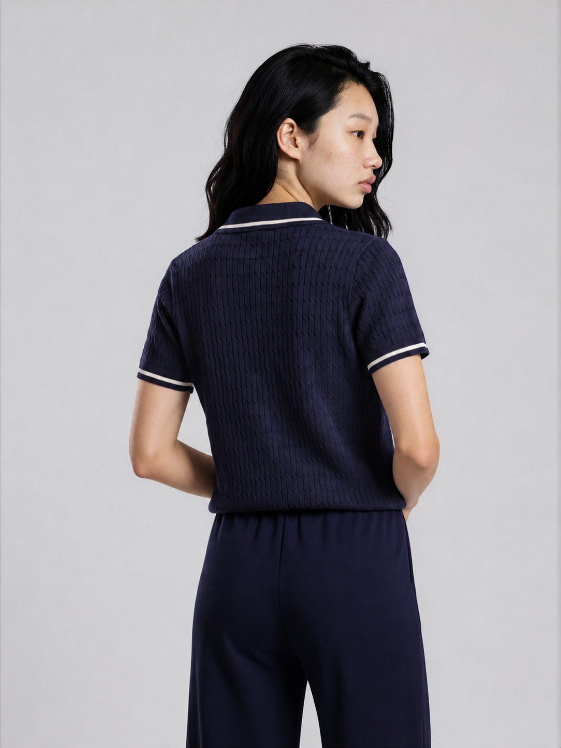Arabelli high-waist pantalon met plooien voor dames in marineblauw – Issu & Lloyd