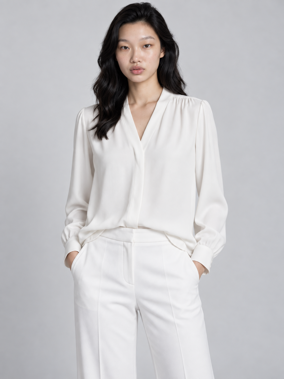 Cordelia blouse met V-hals en matte satijnlook voor dames in wit – Issu & Lloyd