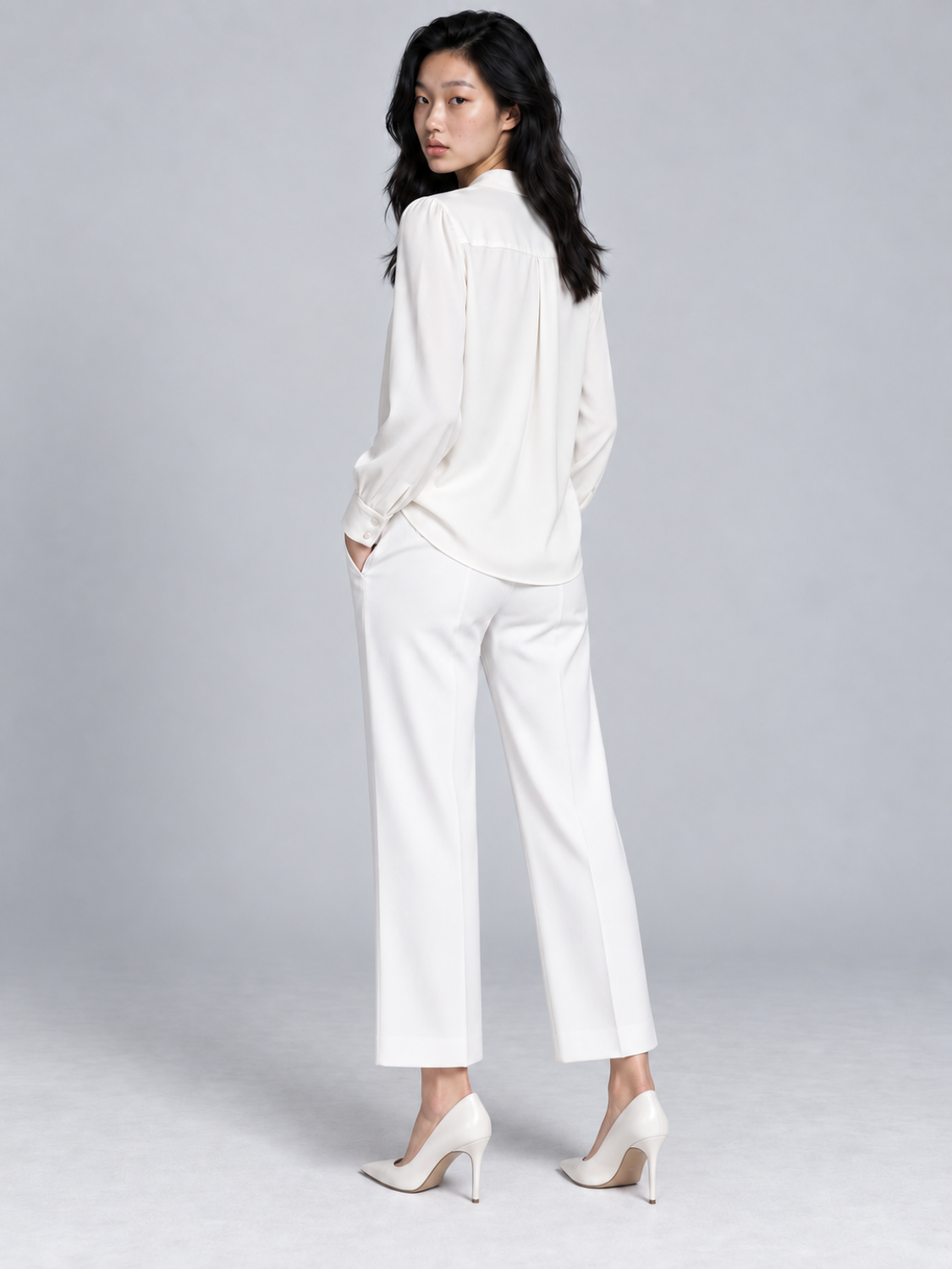 Cordelia blouse met V-hals en matte satijnlook voor dames in wit – Issu & Lloyd