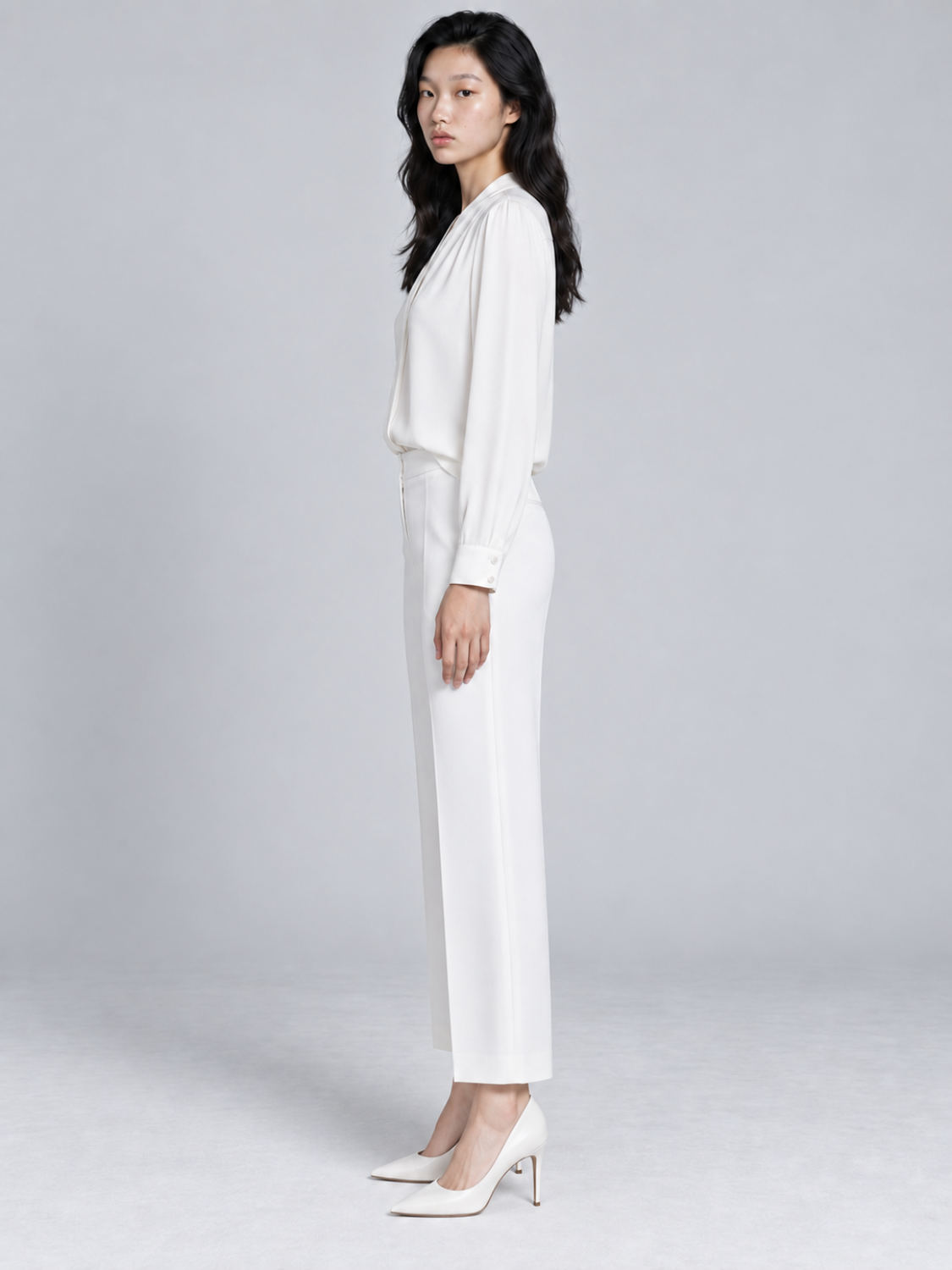 Cordelia blouse met V-hals en matte satijnlook voor dames in wit – Issu & Lloyd