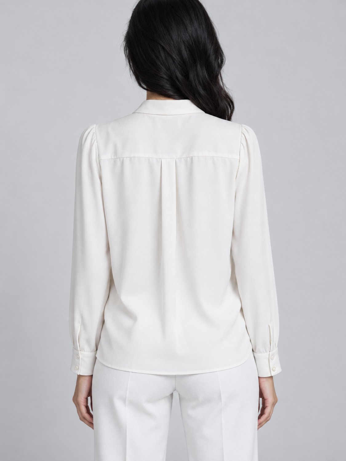Cordelia blouse met V-hals en matte satijnlook voor dames in wit – Issu & Lloyd