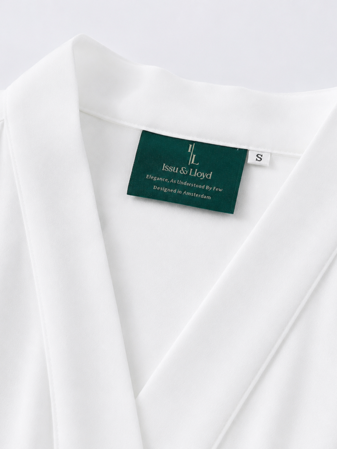 Cordelia blouse met V-hals en matte satijnlook voor dames in wit – Issu & Lloyd