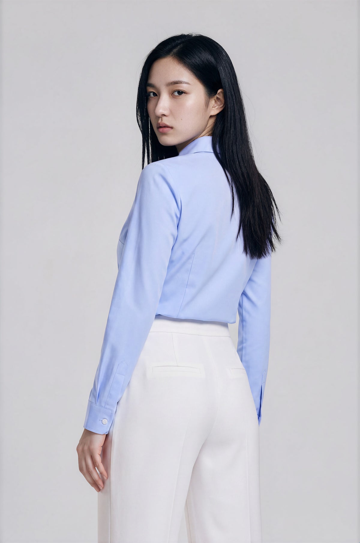 Delphine getailleerde blouse met coupenaden voor dames in lichtblauw – Issu & Lloyd