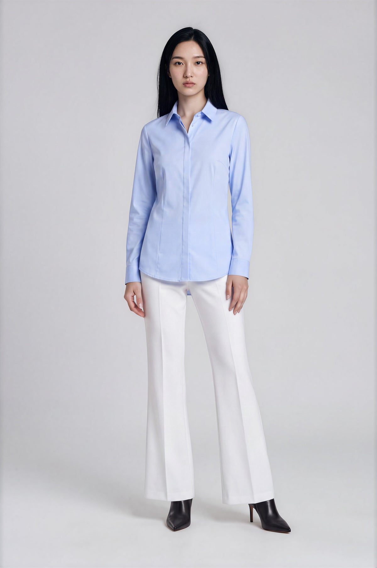 Delphine getailleerde blouse met coupenaden voor dames in lichtblauw – Issu & Lloyd