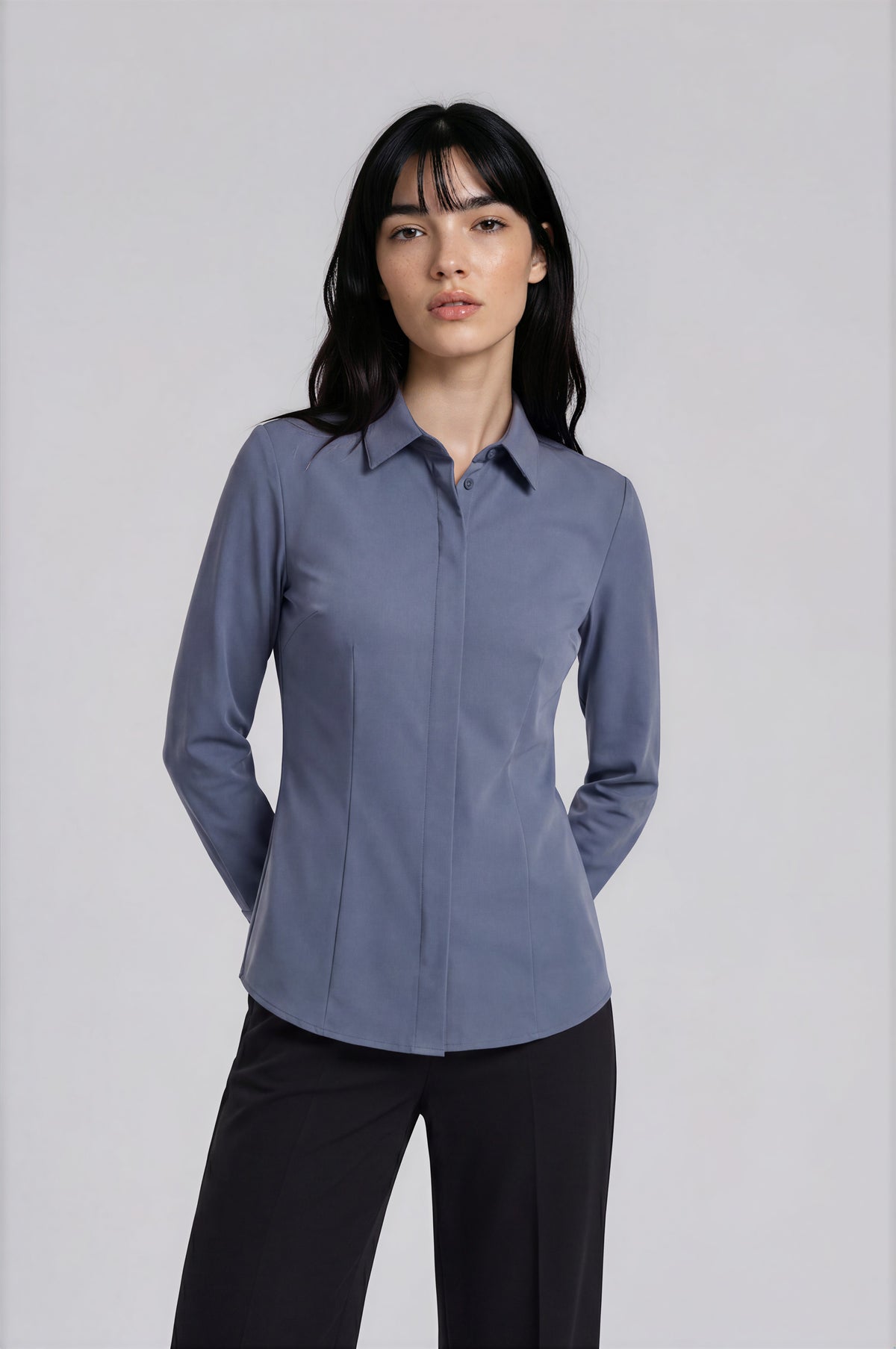 Delphine getailleerde blouse met coupenaden voor dames in schaduwblauw – Issu & Lloyd