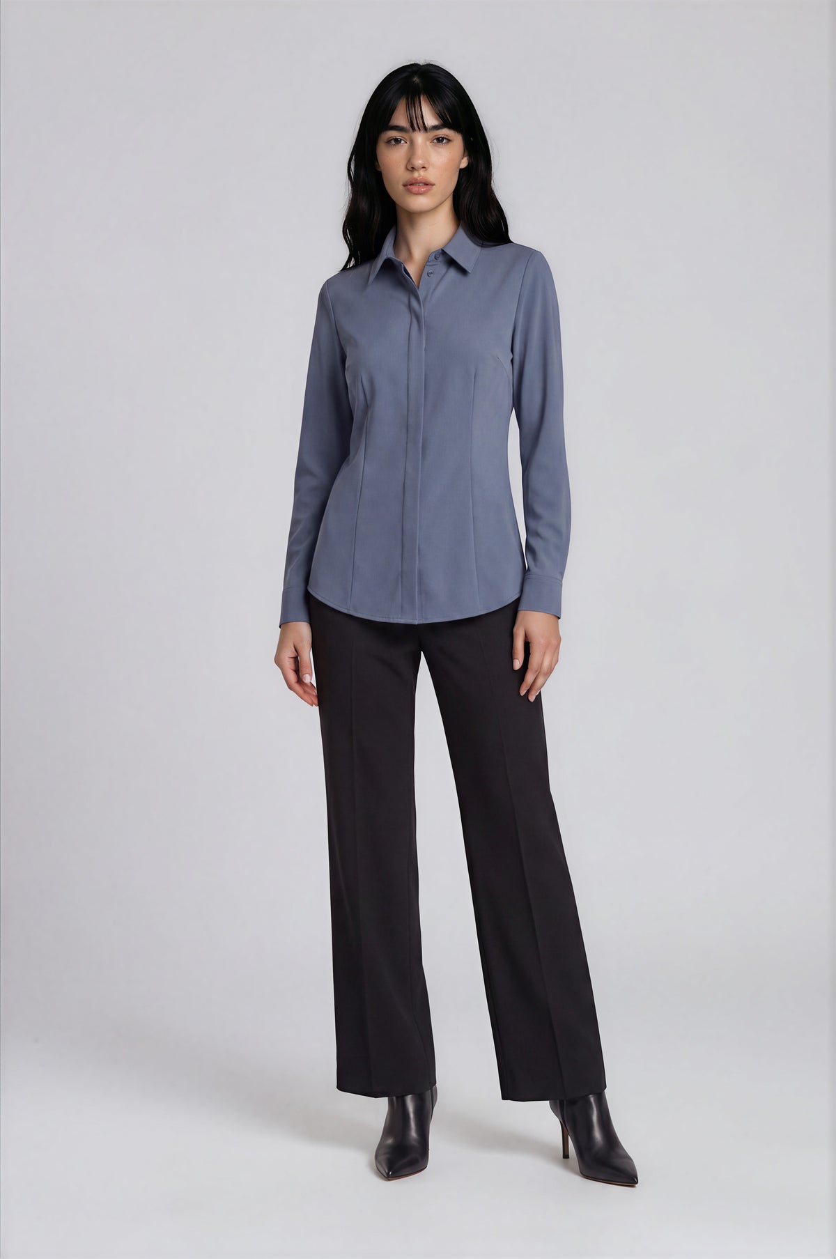 Delphine getailleerde blouse met coupenaden voor dames in schaduwblauw – Issu & Lloyd