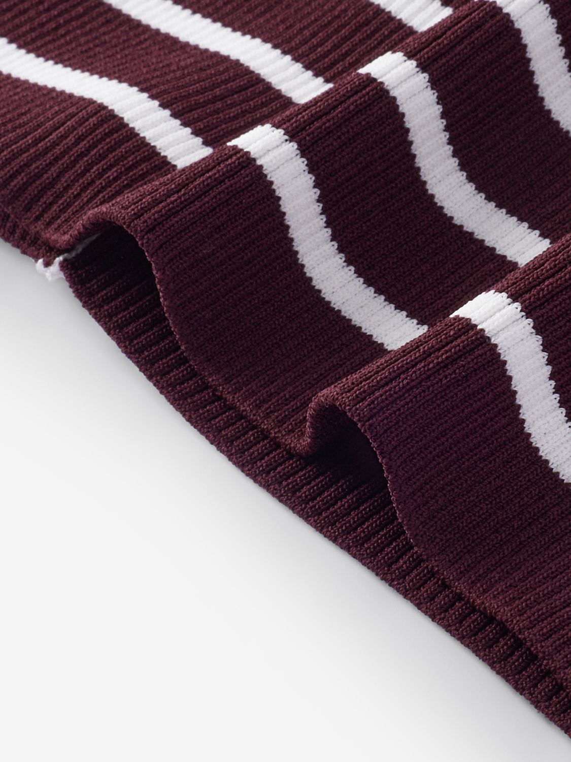 Fiori fijngebreid T-shirt met tweed-look en knopen voor dames in bordeaux gestreept – Issu & Lloyd
