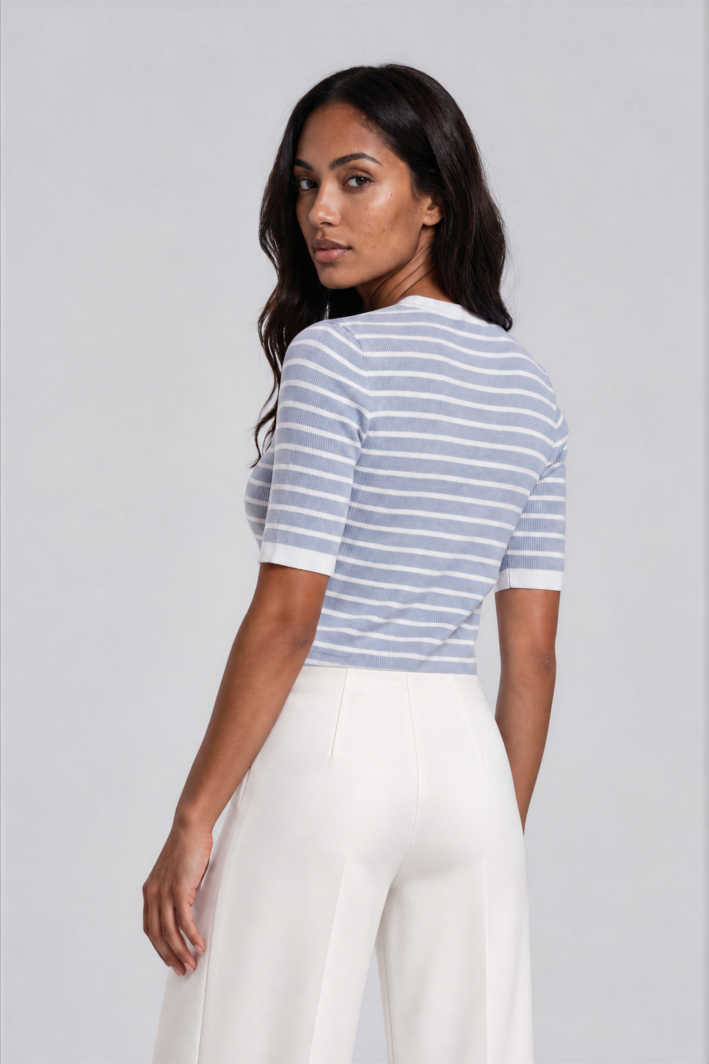 Fiori fijngebreid T-shirt met tweed-look en knopen voor dames in lichtblauw gestreept – Issu & Lloyd
