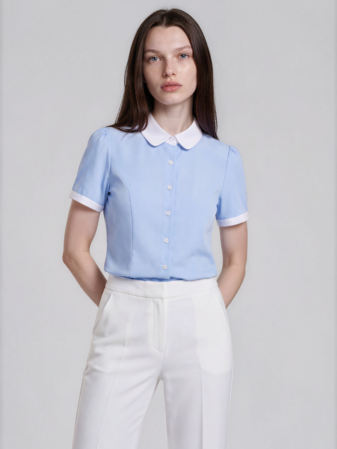 Helena getailleerde blouse met korte mouw voor dames in lichtblauw – Issu & Lloyd