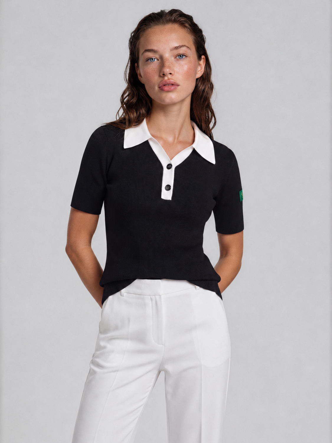 Josephine gebreide polo met V-hals voor dames in zwart – Issu & Lloyd