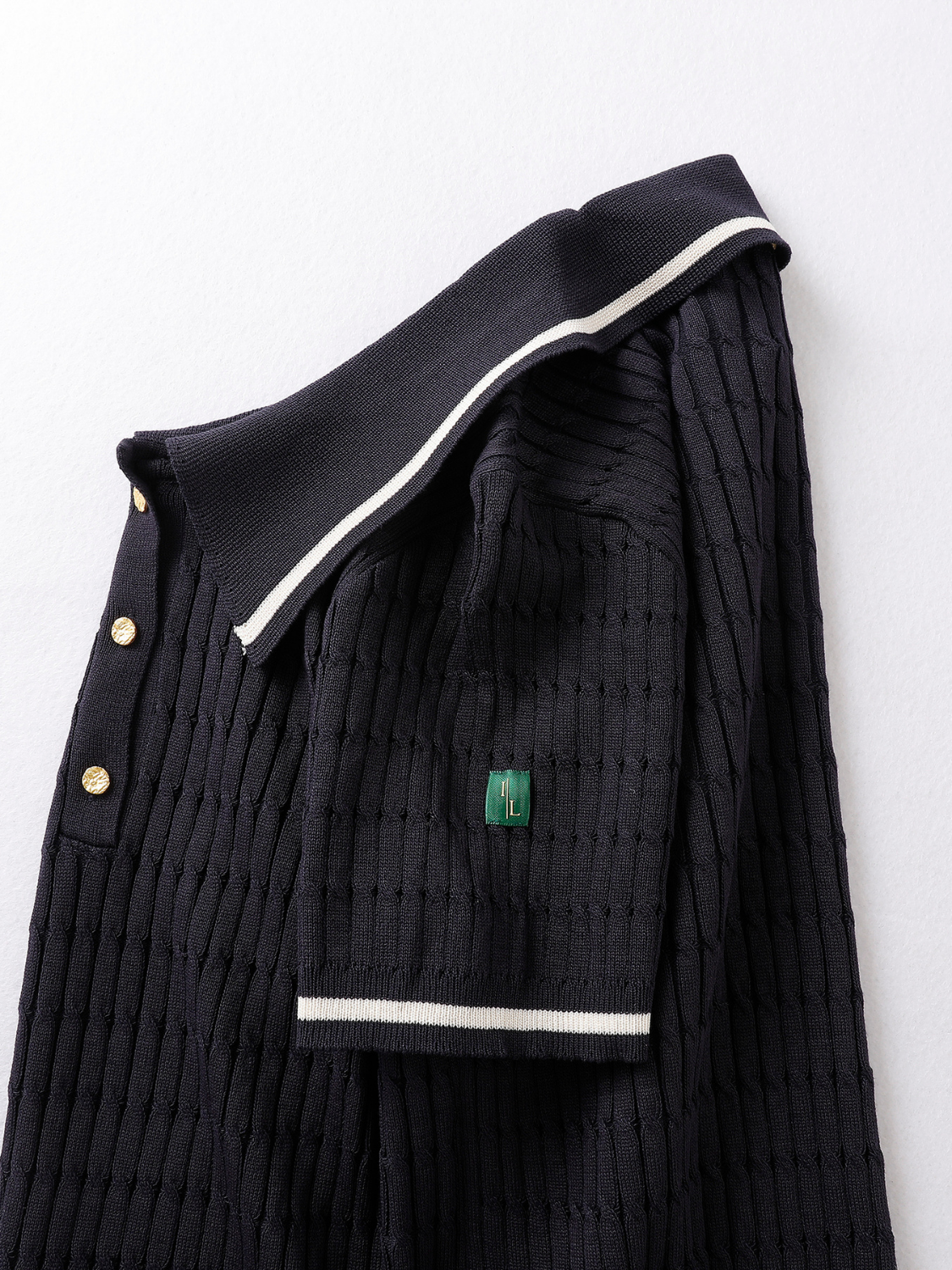 Liorah kabelgebreide polo met goudkleurige knopen voor dames in marineblauw – Issu & Lloyd