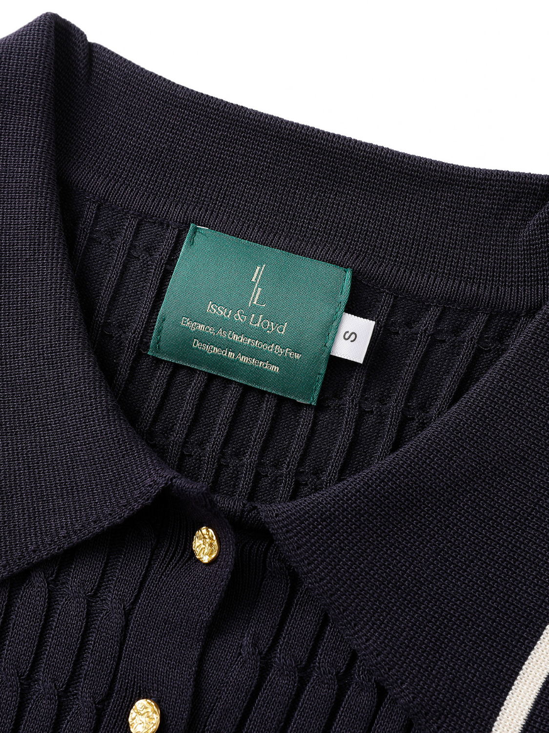 Liorah kabelgebreide polo met goudkleurige knopen voor dames in marineblauw – Issu & Lloyd