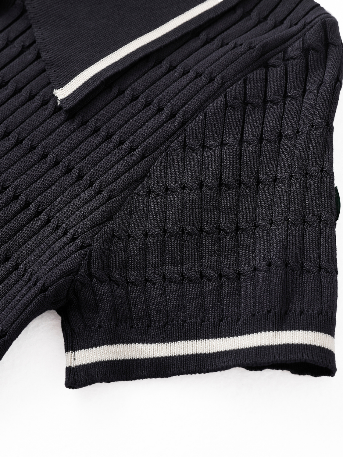 Liorah kabelgebreide polo met goudkleurige knopen voor dames in marineblauw – Issu & Lloyd
