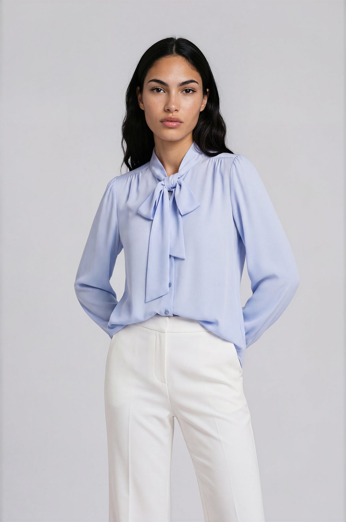 Rosamund blouse met lavallière kraag en satijnlook voor dames in lichtblauw – Issu & Lloyd
