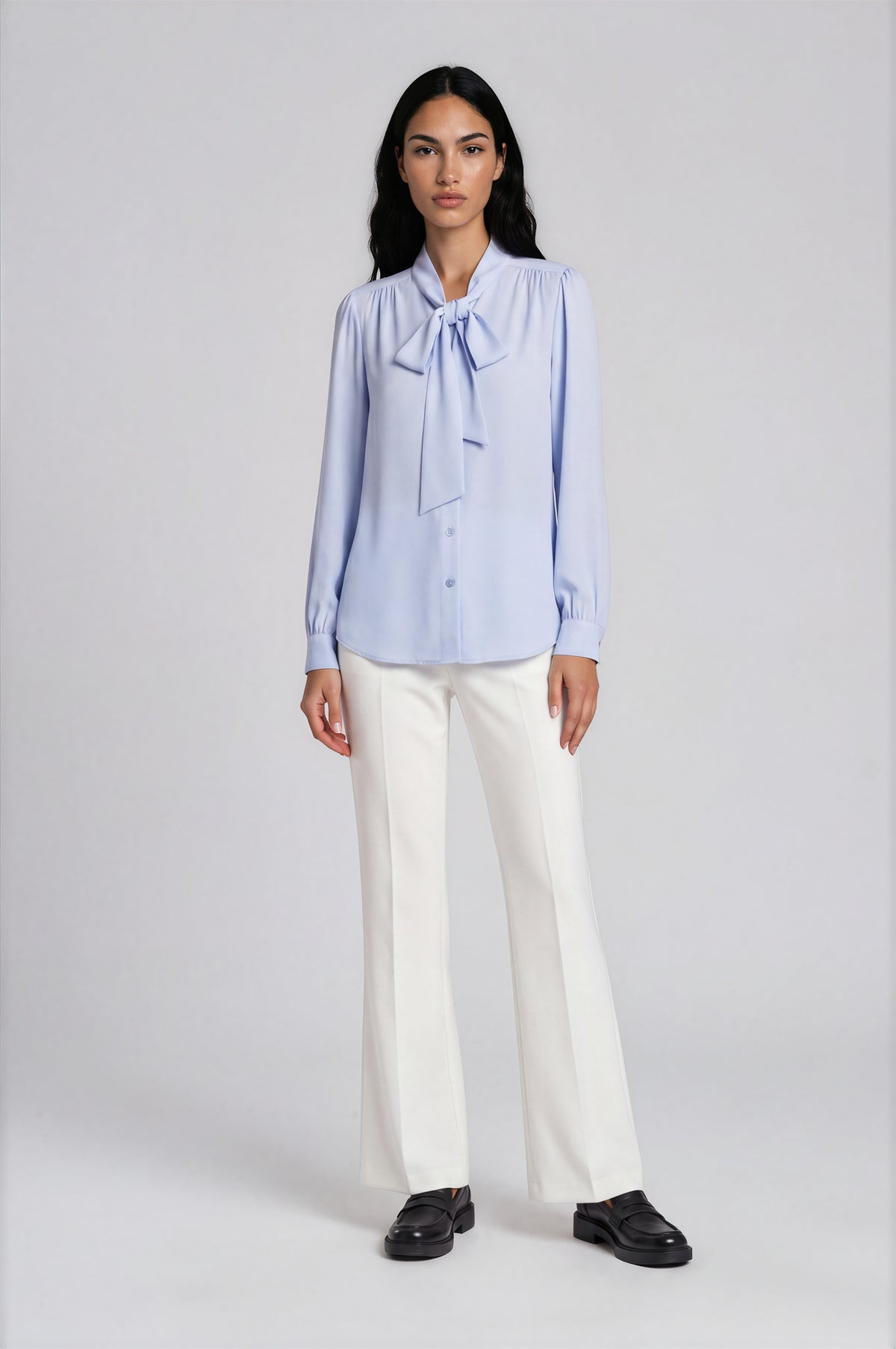 Rosamund blouse met lavallière kraag en satijnlook voor dames in lichtblauw – Issu & Lloyd