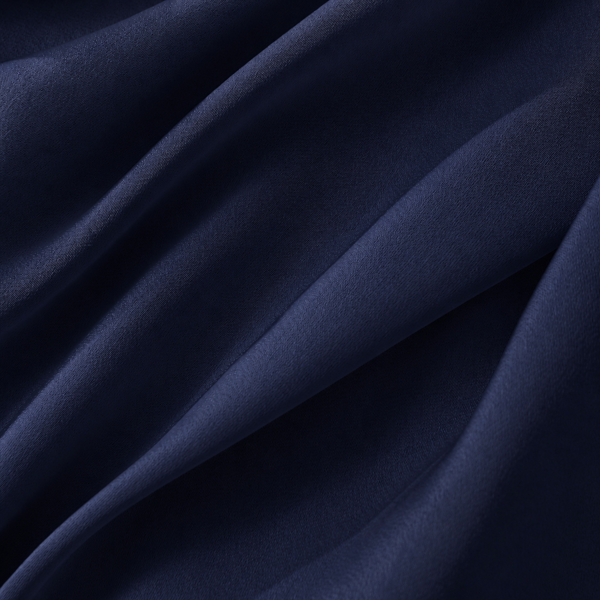 Rosamund blouse met lavallière kraag en satijnlook voor dames in marineblauw – Issu & Lloyd