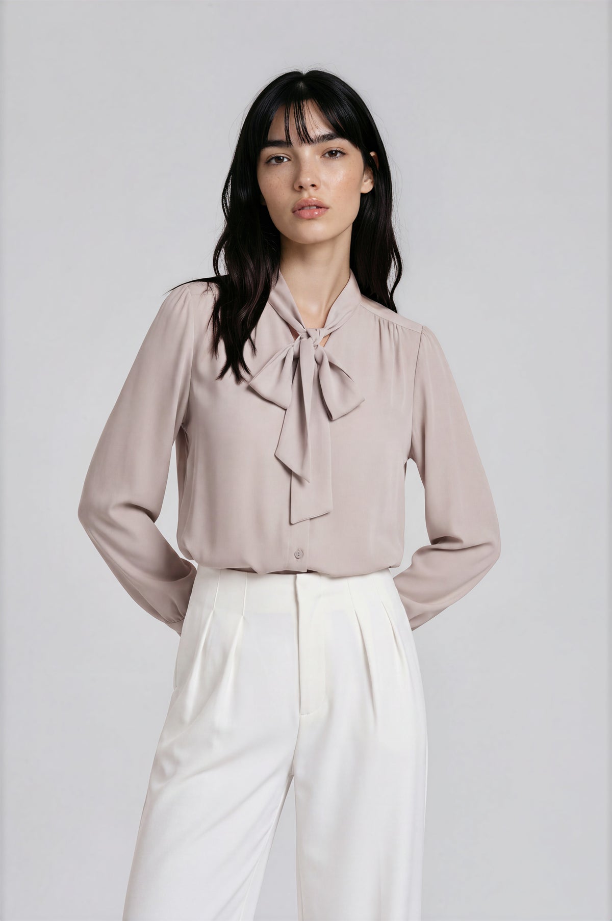 Rosamund blouse met lavallière kraag en satijnlook voor dames in parelcrème – Issu & Lloyd