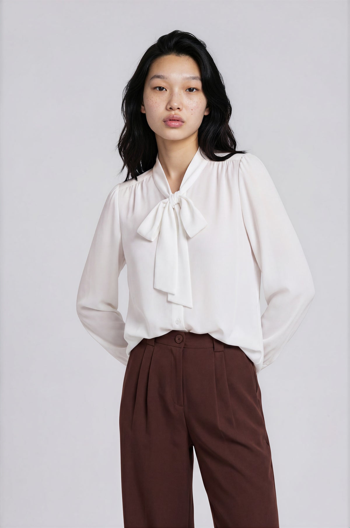 Rosamund blouse met lavallière kraag en satijnlook voor dames in wit – Issu & Lloyd