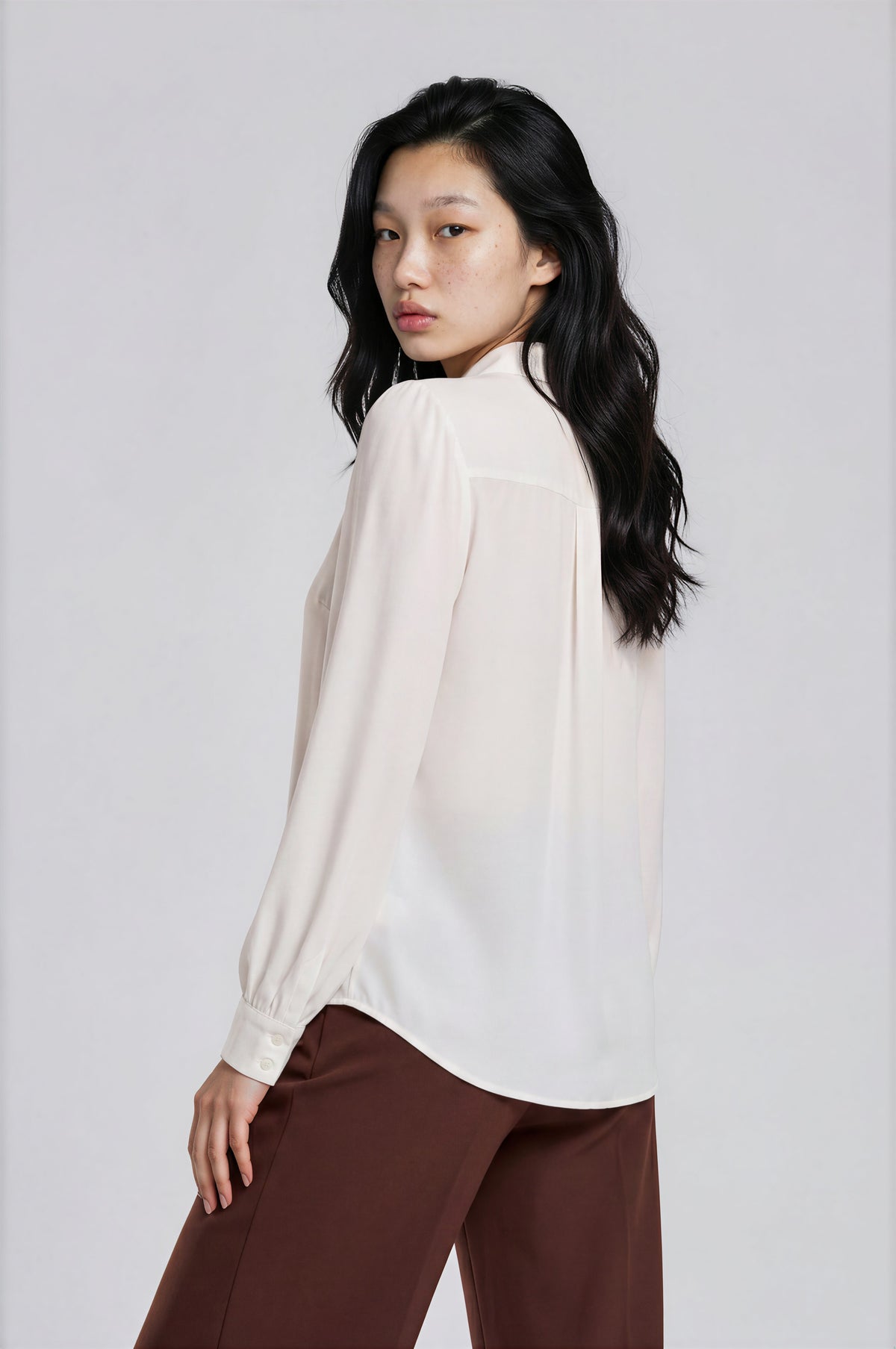 Rosamund blouse met lavallière kraag en satijnlook voor dames in wit – Issu & Lloyd